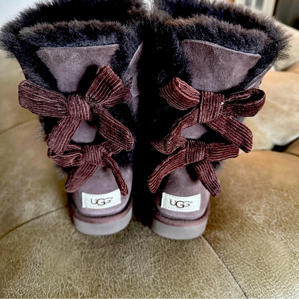 Girls Ugg Bailey Bows.  Used - Like New Condition